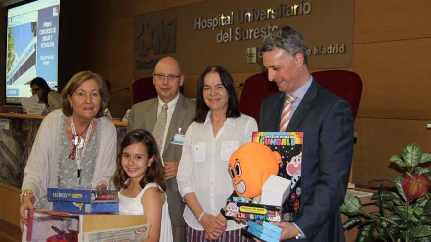 Entrega de premios a uno de los galardonados