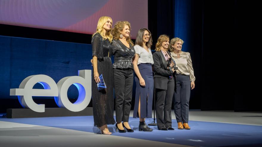 Foto de grupo en la recogida del premio de los X Premios FUDEN