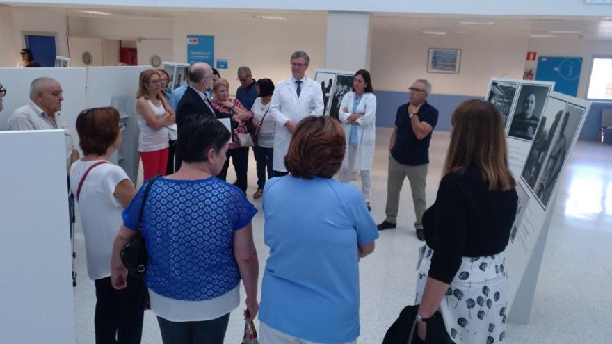 Grupo de personas viendo exposición