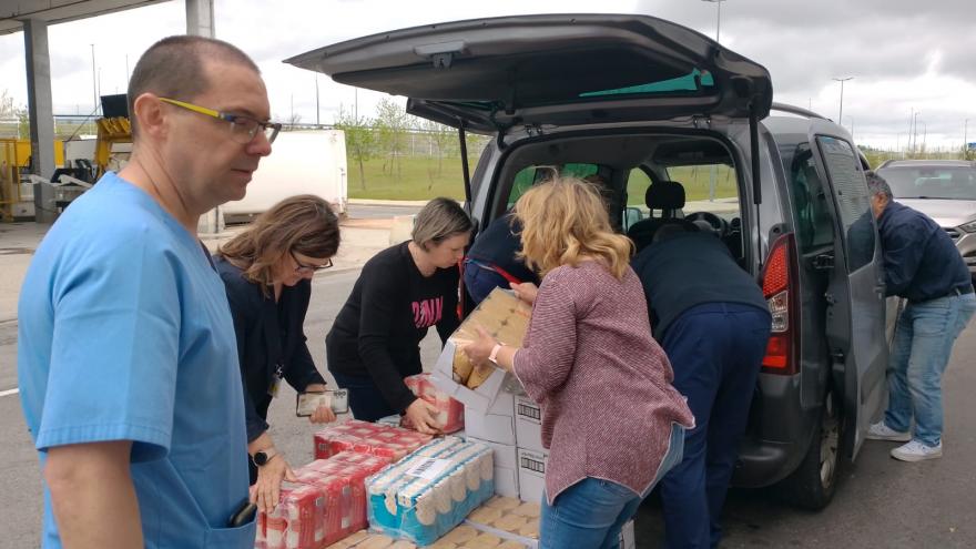 Imagen de la entrega de alimento a Juventudes Hospitalarias de Parla