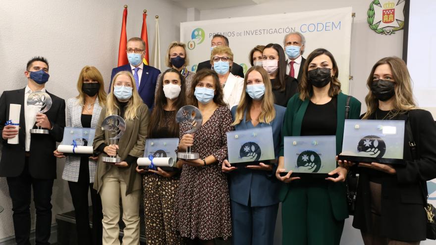 Foto de familia de las galardonadas junto con el Consejero de Sanidad