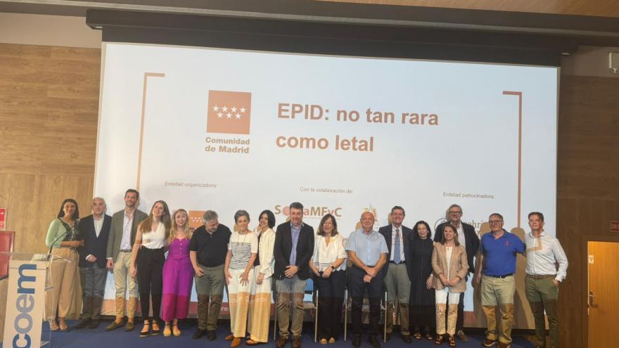 Foto de familia de participantes y organizadores de la jornada de EPID