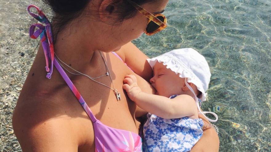 Fotografía de Cristina Pérez Arizcun, ganadora en la categoría 'Lactancia materna en público'