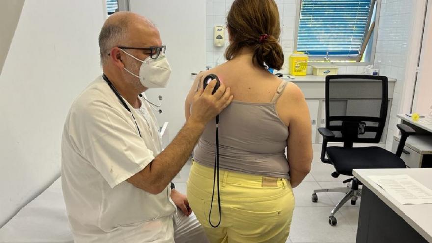 Sanitario realiza una exploración sobre el tipo de piel de una usuaria