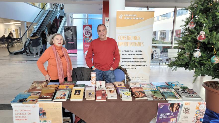 Voluntarios en mercadillo solidario