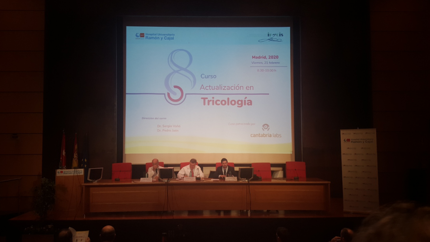 Imagen central de la mesa inaugural del evento en el Hospital Universitario Ramón y Cajal