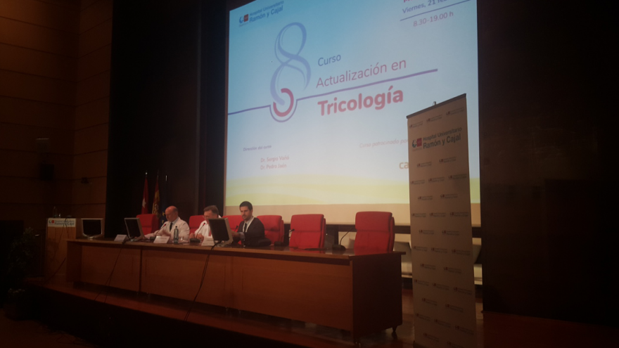 Imagen lateral de la mesa inaugural del evento en el Hospital Universitario Ramón y Cajal