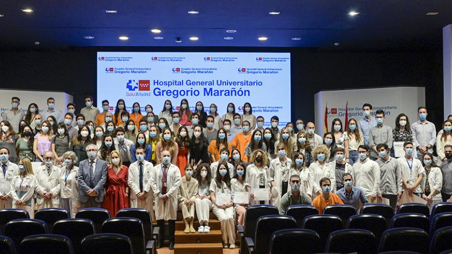 Foto de familia de los residentes que han finalizado este año su formación en el Marañón Acto oficial despedida residentes en el Hospital Gregorio Marañón