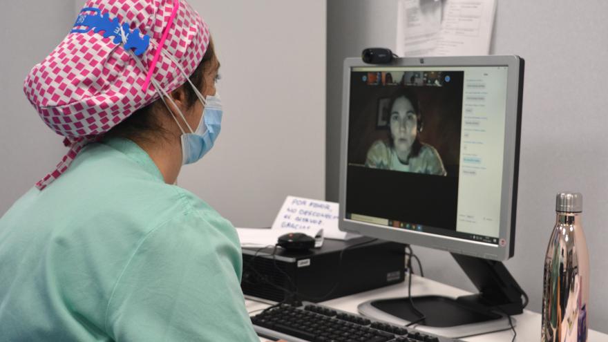 Matrona y ginecóloga del Hospital Univesitario de Torrejón durante una sesión de zoom de Preparación al Parto con Atención Primaria