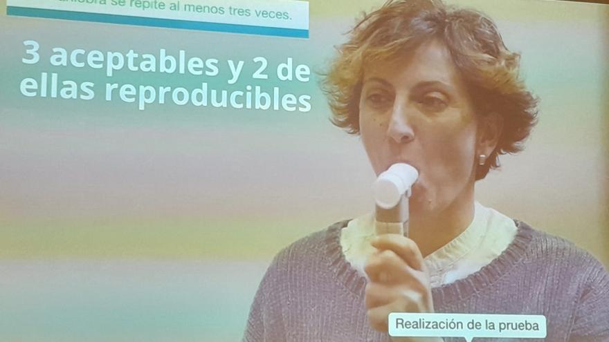Una mujer se practica una espirometría