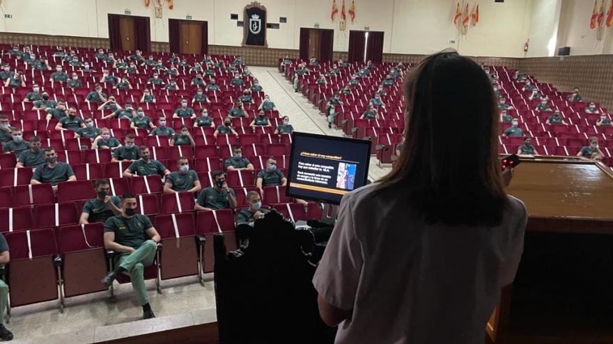 auditorio lleno de guardias visto desde detrás de la ponente