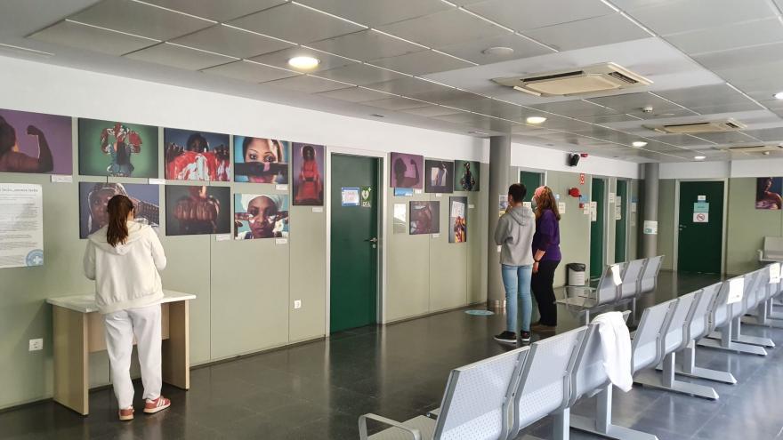 Sala de exposición fotográfica del Centro de Salud Las Olivas sobre mutilación genital femenina