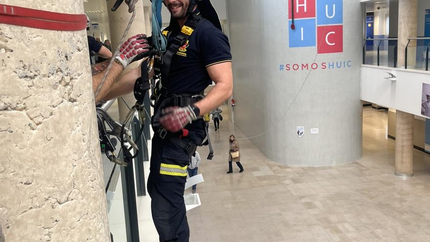 Un bombero haciendo una demostración