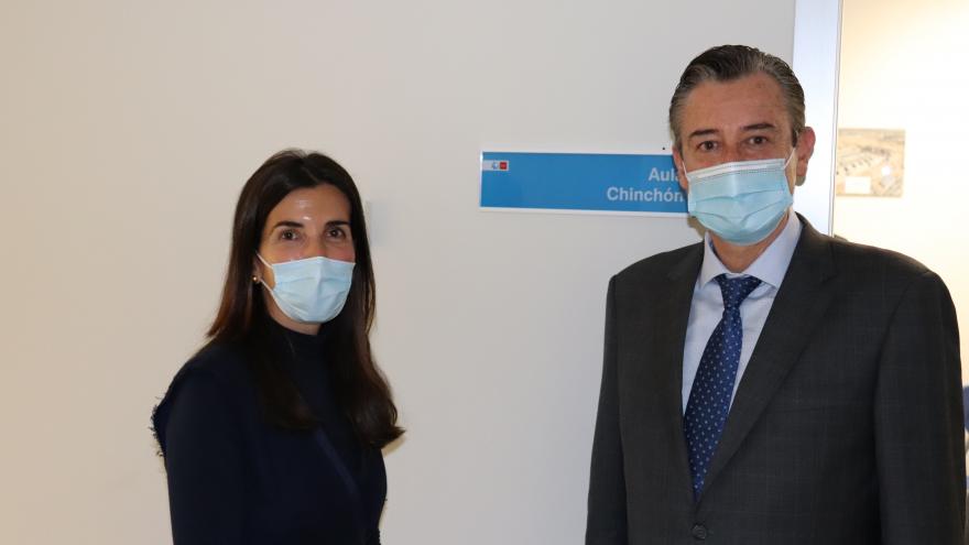 La gerente del Hospital Universitario del tajo y el alcalde de Chinchón 