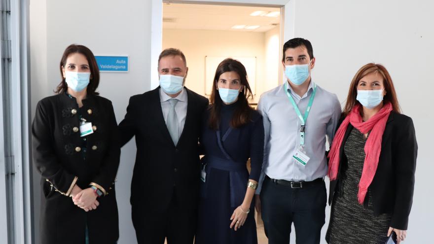 El equipo directivo del Hospital Universitario del Tajo con el alcalde de Valdelaguna