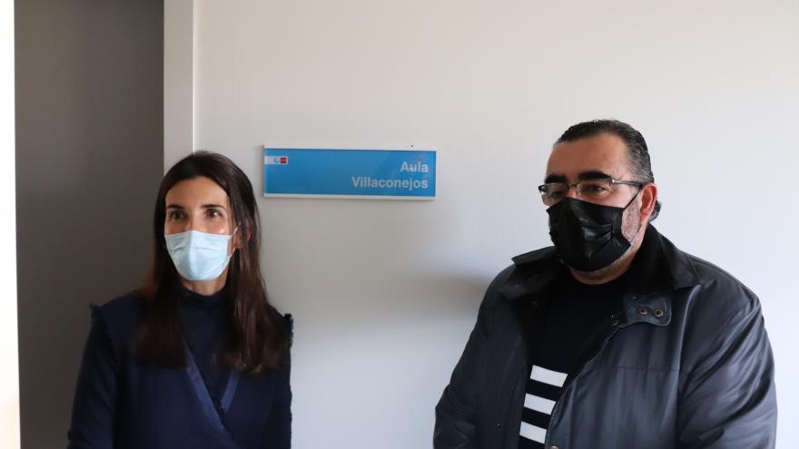 Marisa García, gerente del Hospital del Tajo con el alcalde de Villaconejos en el nombramiento de la Sala