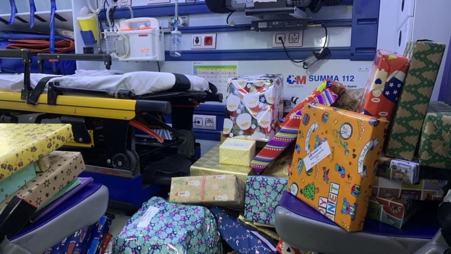 Interior de la UVI móvil del SUMMA 112 con los juguetes donados