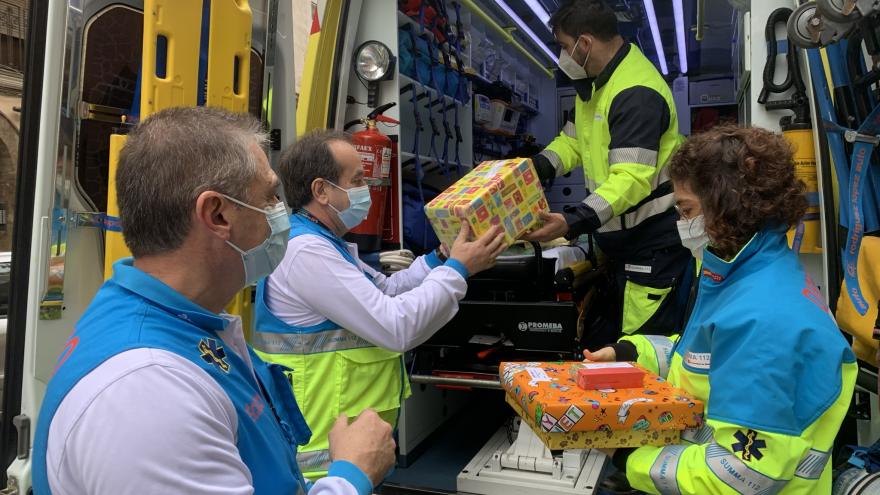 El gerente y diversos profesionales del SUMMA 112 participan en la entrega de juguetes