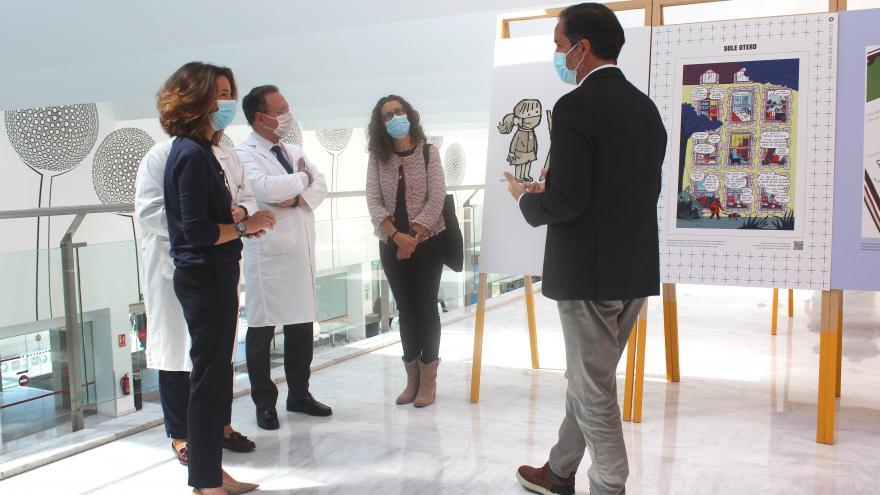 Durante la visita a la exposición de cómics 