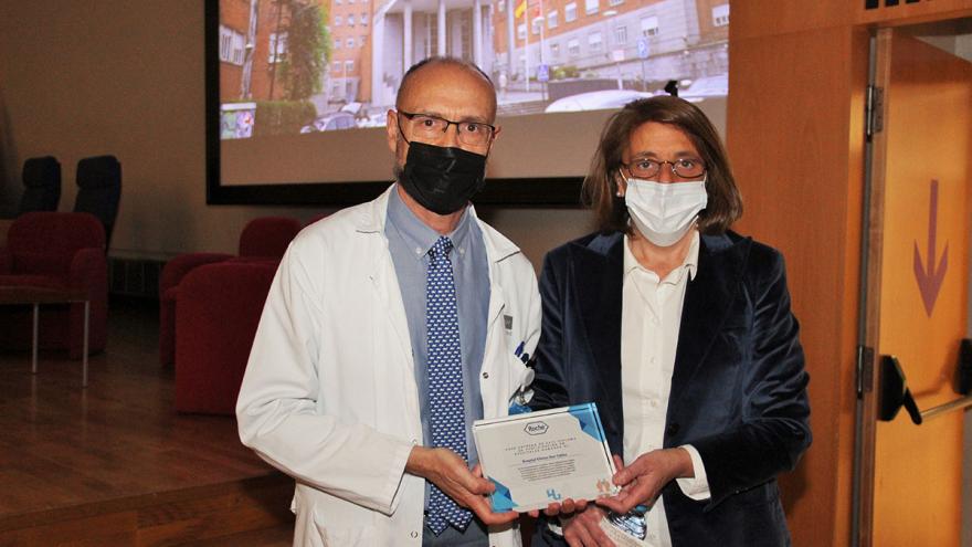 Roche entregó una placa al Hospital Clínico San Carlos en reconocimiento a sus actividades en humanización