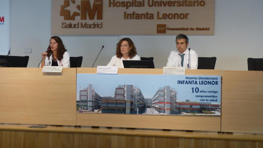 La directora gerente del Hospital Universitario Infanta Leonor junto a los jefes de Servicio y Sección de Medicina Interna