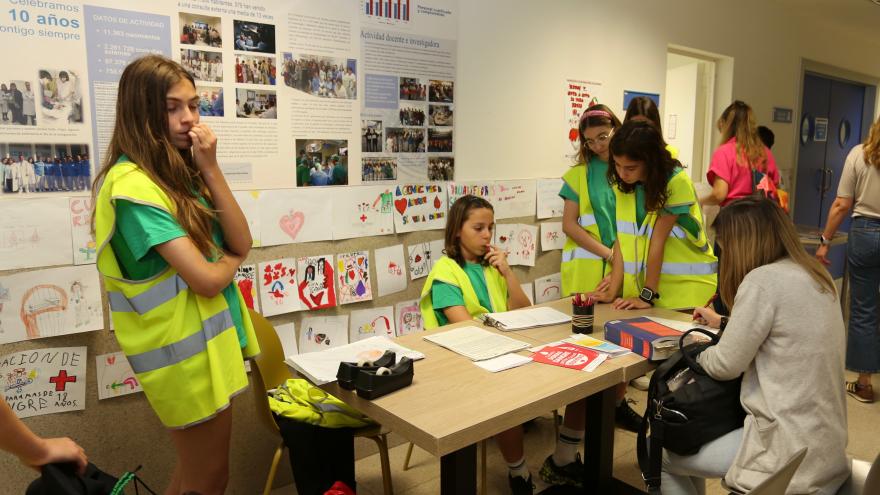 Alumnos captan donantes a la entrada de la sala de donación