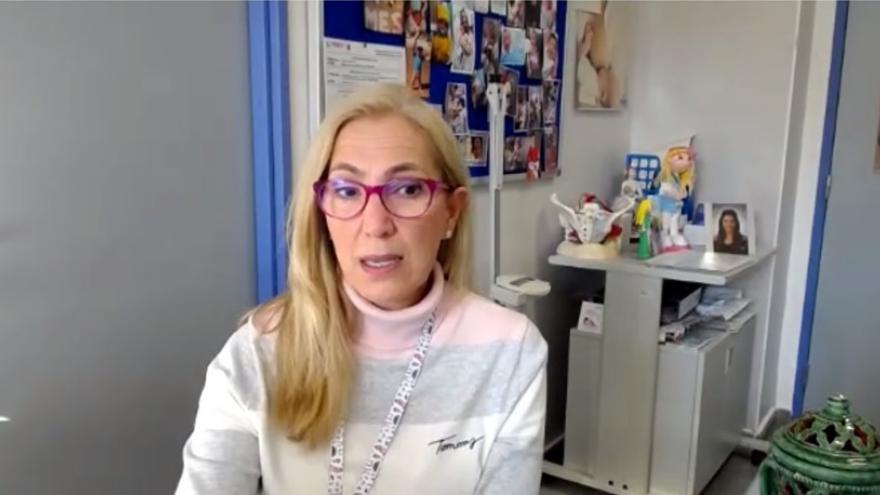 La matrona Mª Pilar Ferrerio Pérez recoge el reconocimiento en representación de sus compañeras