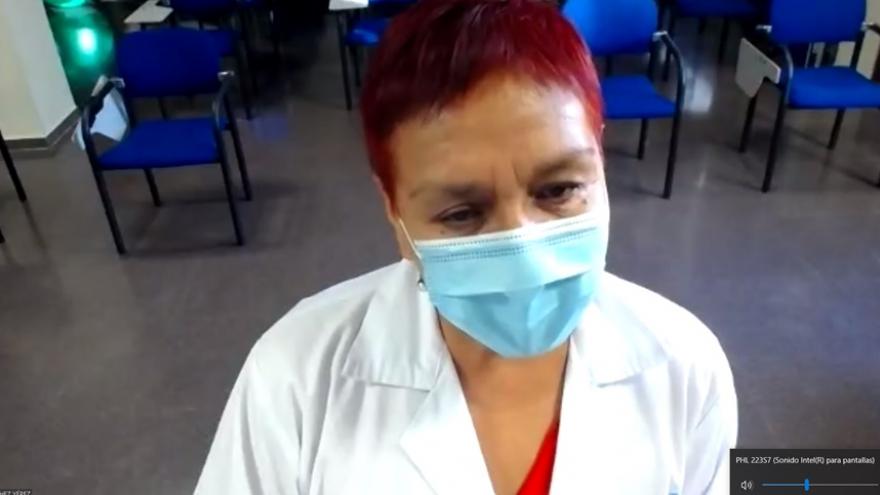 La doctora Jeannet Sánchez del Centro de Salud María Ángeles López recoge el reconocimiento de los médicos de Atención Primaria