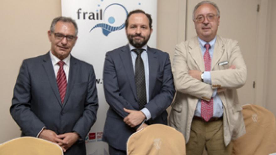 El viceconsejero de Humanización junto con directivos del hospital El viceconsejero de Humanización, Diego Sanjuanbenito, en el centro, acompañado de miembros del equipo directivo del Hospital de Getafe