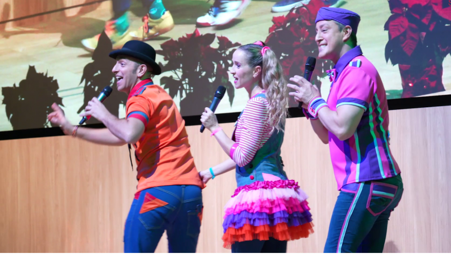Grupo pica pica bailando y cantando en el escenario (dos hombre y una mujer)