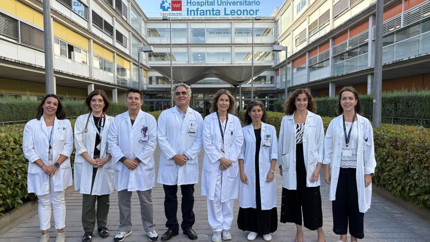 Profesionales de los Servicios de Alergología, Aparato Digestivo y Pediatría posando en la puerta principal del hospital