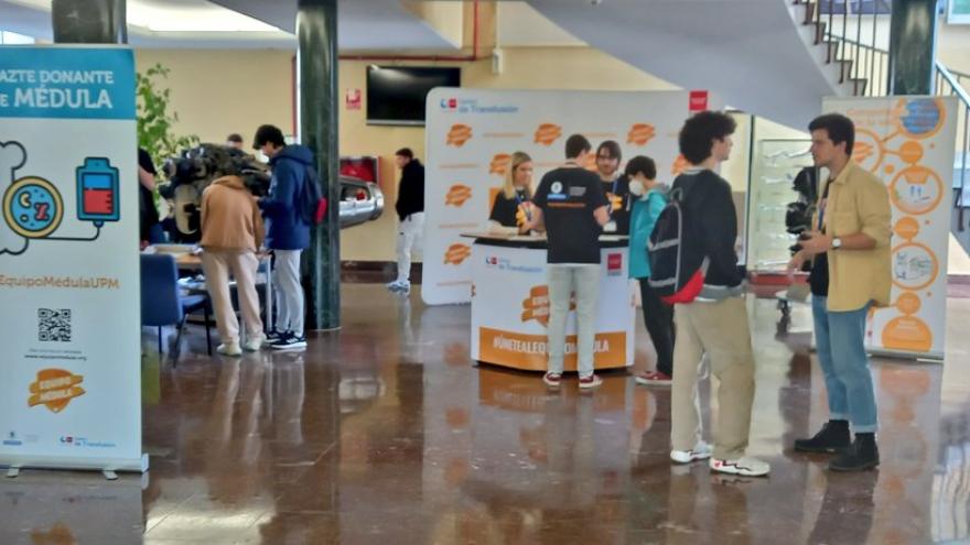 Estudiantes en un punto informativo de donación de médula