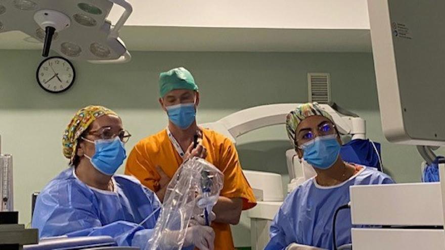 Otorrinos operando en quirófano