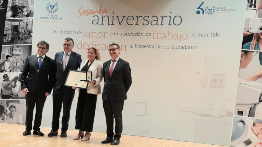 La gerente Asistencial de Atención Primaria posa con la Medalla de Oro junto a representantes del Colegio Nacional de Ópticos