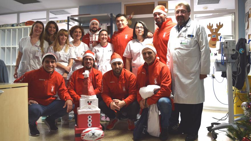 También hubo reparto de balones de rugby, como en años anteriores