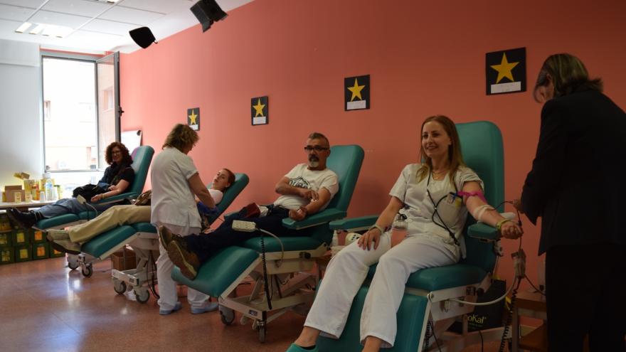 Los profesionales también participaron donando sangre