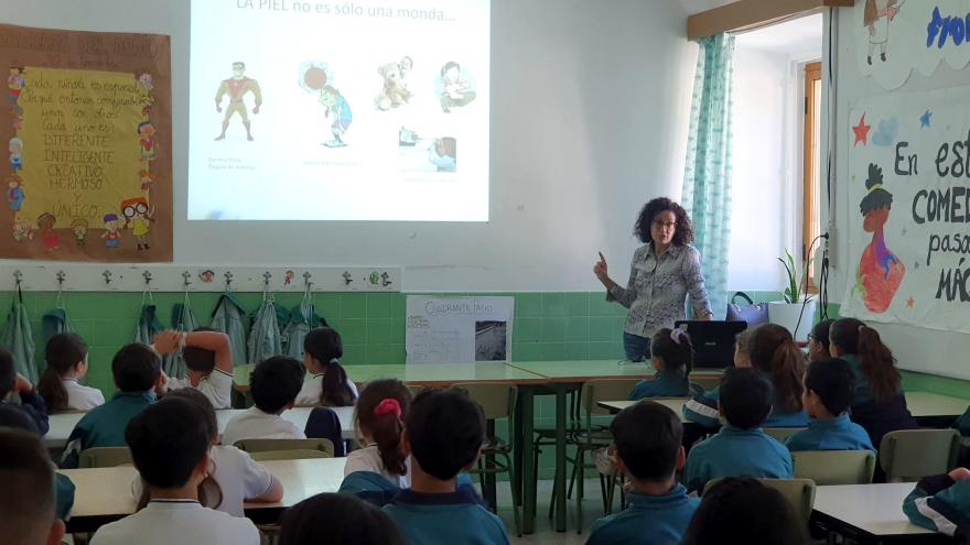 Médica imparte una formación en un colegio