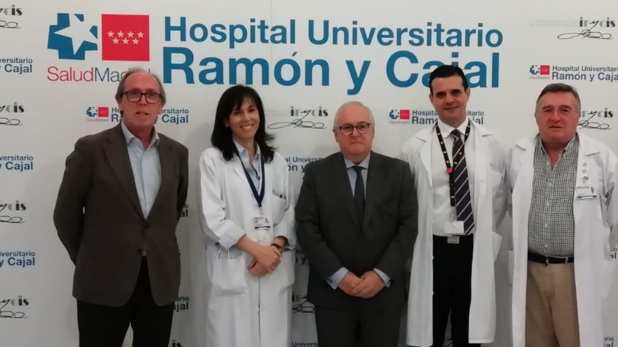 Imagen de las personalidades asistentes al evento en el Hospital Universitario Ramón y Cajal