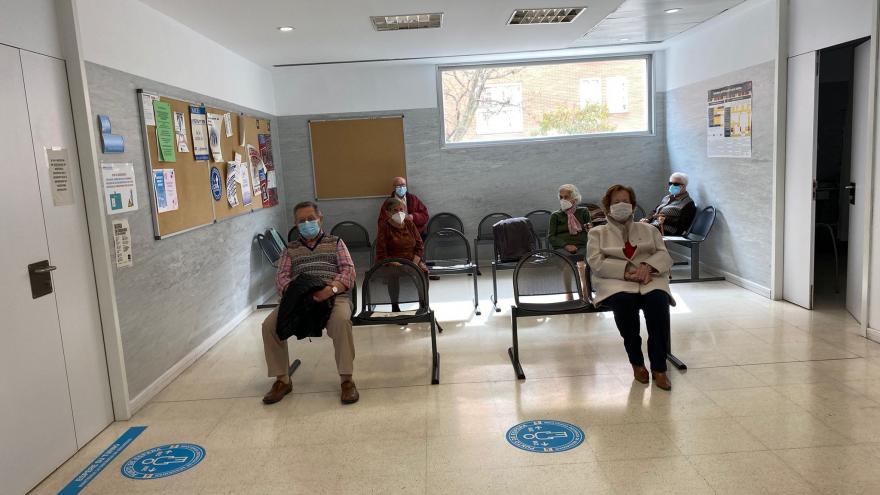 Mayores del Centro de Salud Valdebernardo en la sala de espera antes de recibir la vacuna