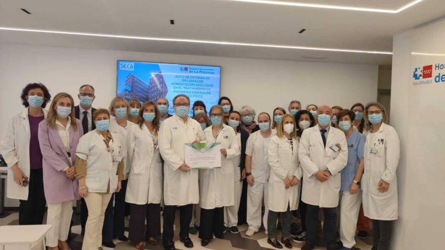 Foto de familia en el acto de entrega de diplomas de acreditación a la Unidad del Dolor y Servicio de Oncología Médica