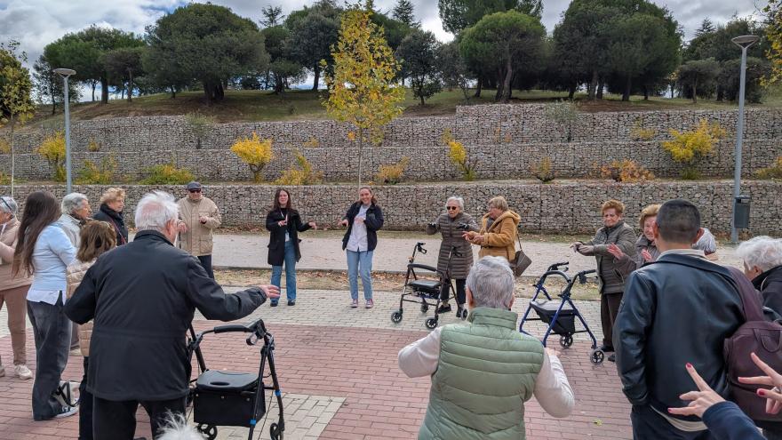La Unidad de Atención a Residencias Norte de Atención Primaria promueve el envejecimiento saludable con una caminata con sus mayores educación para la salud al aire libre