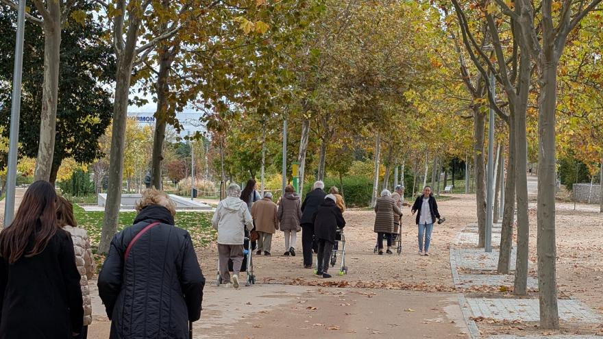 La Unidad de Atención a Residencias Norte de Atención Primaria promueve el envejecimiento saludable con una caminata con sus mayores caminata saludable