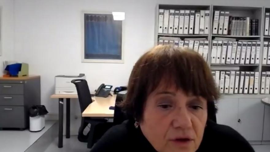 Aurora Polo, de la UAU Centro de Salud Mar Báltico recoge el reconocimiento de auxiliares administrativos y celadores