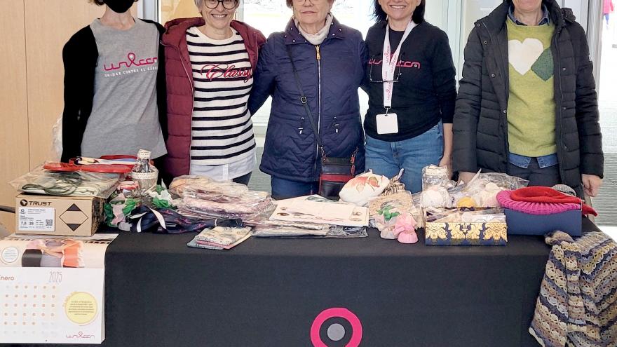 Voluntarias en un mercadillo solidario