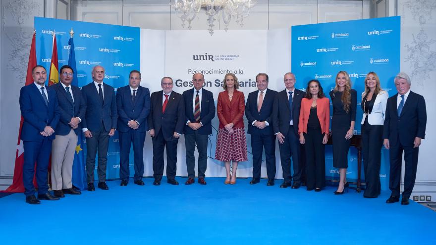 Foto de familia con los premiados por la UNIR