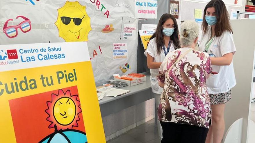 Personal del Centro de Salud Las Calesas en la mesa informativa con motivo del Día Mundial del Cáncer de Piel
