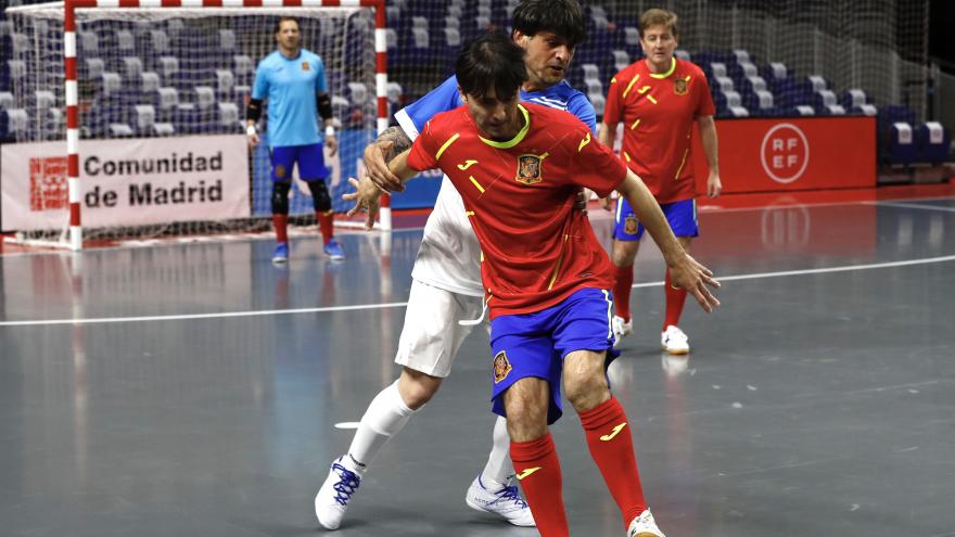 Jugadores durante el partido de fútbol homenaje a los sanitarios