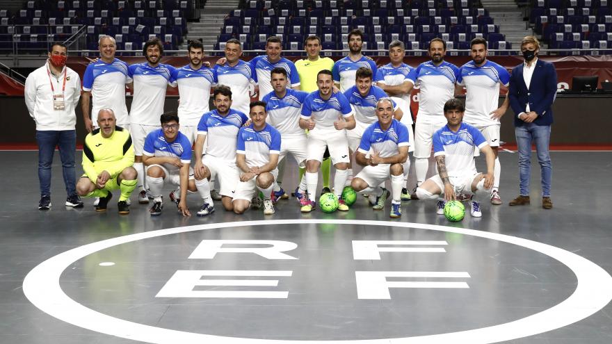 Equipo de sanitarios que jugaron el partido homenaje