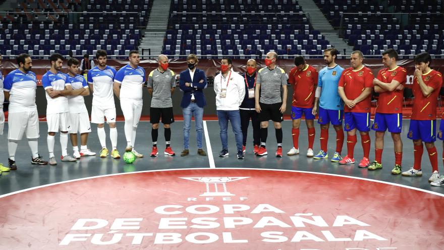 Momento previo del inicio del partido de fútbol homenaje a los sanitarios