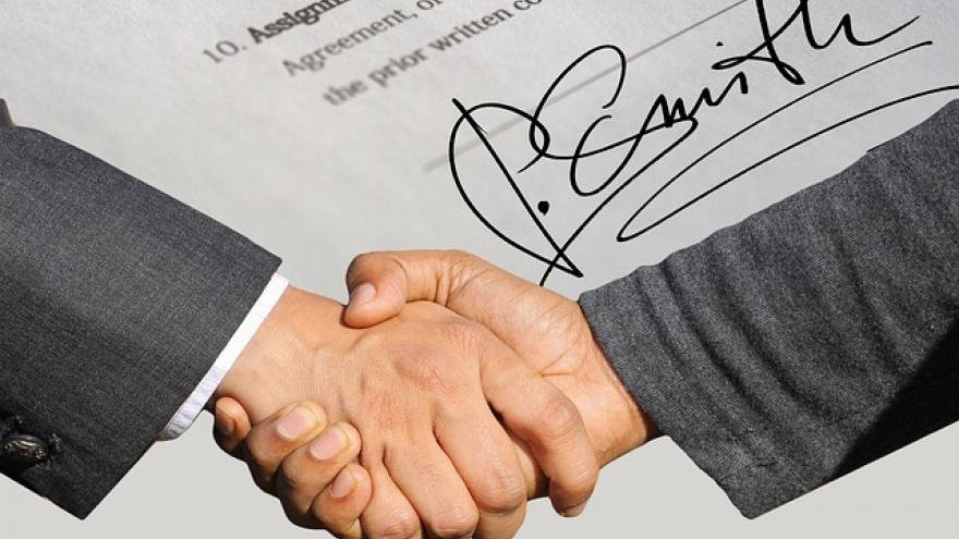 Autorización transmisión oficina Apretón de manos y firma autógrafa